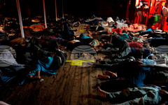 Оцелял разказва за ужасяващото корабокрушение в Андаманско море, след което над 250 мигранти от Бангладеш и бежанци рохинги са в неизвестност