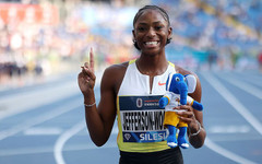 Джеферсън-Уудън и Тебого са звездите и капитаните на отбори в Kids' Athletics Ultimate Challenge