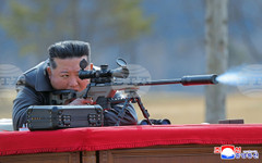 Севернокорейският лидер Ким Чен-ун ръководи артилерийски стрелби в чест на годишнината от рождението на основателя на държавата Ким Ир-сен