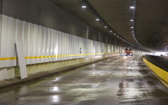 Мият транспортния тунел в Люлин нощем, шофьорите да внимават