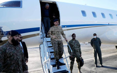 Командващият пакистанските въоръжени сили разговаря с председателя иранския парламент