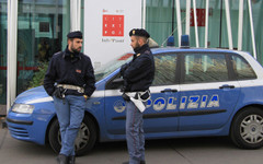 25 души бяха държани за заложници в банка в Неапол