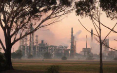 Огромният пожар в рафинерията в Южна Австралия поставя под риск снабдяването с гориво