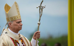 Полицията в САЩ разследва бомбена заплаха срещу брата на папата