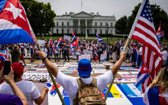 Куба праща лекари. Щатите пращат разрушители