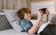 ЕС въвежда приложение за проверка на възрастта в интернет