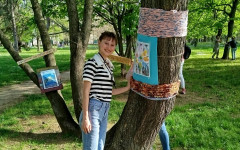 По повод Деня на Земята: В Русе "обличат" с плетива и рисунки дърветата в Парка на Възрожденците