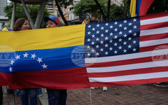 Синдикалисти и работници протестираха пред посолството на САЩ във Венецуела с искане за нови избори и увеличение на заплатите