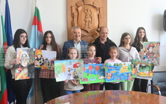 Кметът на Монтана Златко Живков награди деца, отличени в конкурса "С очите си видях бедата"