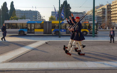 Гигантски кораб достави 125 нови електрически автобуса за градския транспорт в Гърция