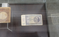 В гостуващата в Радомир изложба "Разкази за книжните пари" е показана банкнота от 500 лв. с лика на местна жена