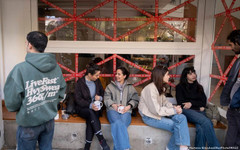 Безработица, глад и недоимък: как изглежда Иран днес