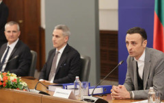 Аман от аматьорщина и популизъм!