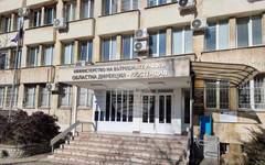 Полицаи иззеха шест ловни пушки и два пистолета от възрастен мъж в с. Долно Тишаново след сигнал, че държи незаконно оръжие