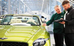 Bentley облича служителите си в специални униформи за производство на електромобили