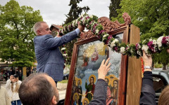 Стотици жители и гости на Сандански посрещнаха чудотворна икона на Света Богородица