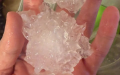 Градушка с размер на тенис топка удари Индиана