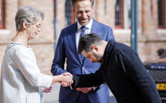 Нидерландия награди Зеленски и украинския народ за борбата им за свобода