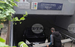 Столична община съдейства за изтегляне на автомобила, който по-рано днес влезе в подлеза на Орлов мост