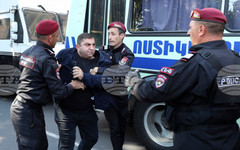 Армения задържа 14 души, свързани с проруска опозиционна партия по-малко от два месеца преди парламентарните избори в страната