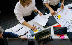 Кабинетът поправя в евро заплатите на чиновниците