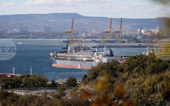 Русия твърди, че украински дронове са поразили в териториалните й води плаващ под флага на Либерия петролен танкер, ранявайки турския му капитан