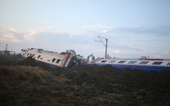 Шофьор на камион загина при катастрофа с влак в Словакия, 21 души са ранени