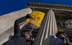 Окръжен прокурор обвини агент на Имиграционната и митническа служба в нападение, заради насочено оръжие към хора в Минеаполис