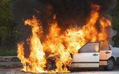 Автомобил изгоря край Владая, образува се километрично задръстване към Перник