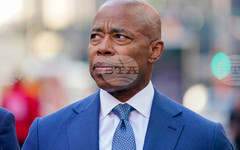 Бившият кмет на Ню Йорк Ерик Адамс получи албанско гражданство; албанският му паспорт бе връчен от премиера на Албания Еди Рама