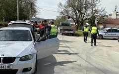 Полицаи претърсват домове и коли в ромския квартал на Горна Оряховица
