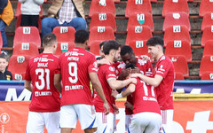 Ранен червен картон улесни Милен Желев и Оцелул