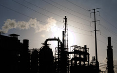 САЩ отново разрешиха продажби на руски петрол, за да ограничат цените