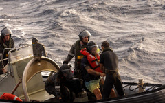 Кораб изчезна в Тихия океан след тайфуна "Синлаку" - издирват шестима души