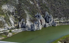 "Дотам и обратно": Дъждовете "съживиха" чудото на Чудните скали