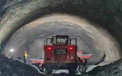 На 90 м от финала е най-дългият двупътен жп тунел на Балканите през Стара планина