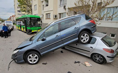 Електрически автобус помете три паркирани коли в Хасково