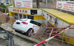 Трима души са ранени след като кола се вряза в подлез в Шумен