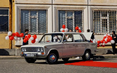 Абитуриенти изненадаха класния с ретро Лада за бала