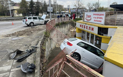 Двама души пострадаха тежко след катастрофа в Шумен