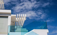 Стъклени парапети – когато конструкцията изчезва, а пространството остава