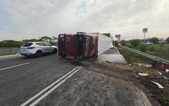 Камион се преобърна и разсипа тонове картофи на АМ "Тракия"