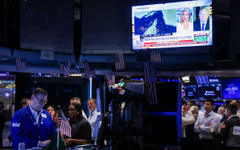 Доларът остава сигурно убежище, но юанът настъпва в световната търговия