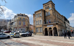 Полицаи иззеха тетрадка с имена и 1950 евро при проверка на автомобил и имот на 47-годишен мъж от Смядово