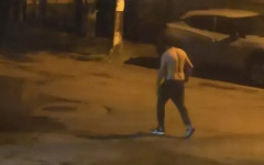 Кошмар в наш град! Полугол броди като призрак и тормози хората