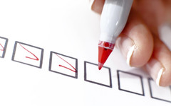 Имената на кои лица се заличават от избирателните списъци и се вписват в списък на заличените лица?