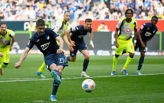 Две дузпи и ВАР донесоха нов провал за Борусия (Д), Байерн може да е шампион още утре