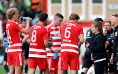 Най-после радост за "вълците" в исторически мач