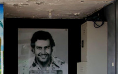 Истинската история зад легендарната полицейска снимка на Пабло Ескобар от 1976 г.