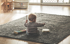 Детството не се скролва, преживява се: Картонени играчки отделят децата от екрана